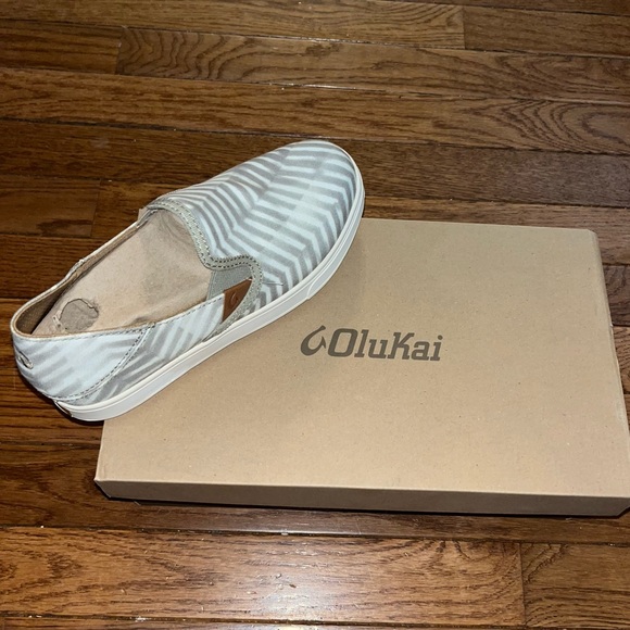 OluKai Slip On & Off-White Pehuea Sneakers Women’s Size 11 Fold Down Heel NEW - Picture 2 of 9